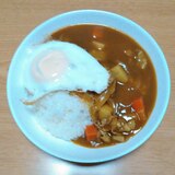 目玉焼きカレーライス